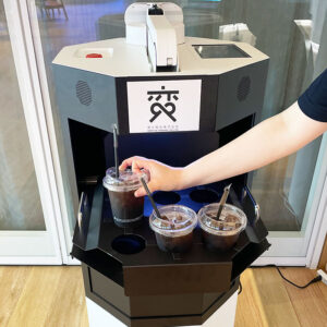 デリバリーロボットにコーヒーをセッティング